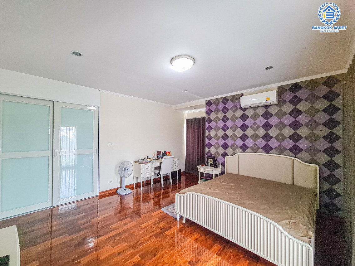 *****บ้านเดี่ยวมือสองกรุงเทพมหานคร บ้านปลูกเอง ซ.โพธิ์แก้ว1 ลาดพร้าว101 เนื้อที่กว้างมากถึง 150 ตร.ว. ฟังก์ชัน 5 ห้องนอน 4 ห้องน้ำ 3 ที่จอดรถ บ้านพื้นที่เยอะ จอดรถได้หลายคัน บนทำเลแห่งการเดินทาง ใกล้ทางด่วน "ฉลองรัช" และรถไฟฟ้าสายสีเหลือง "สถานีลาดพร้าว 101" เพียง 10 นาทีเท่านั้น