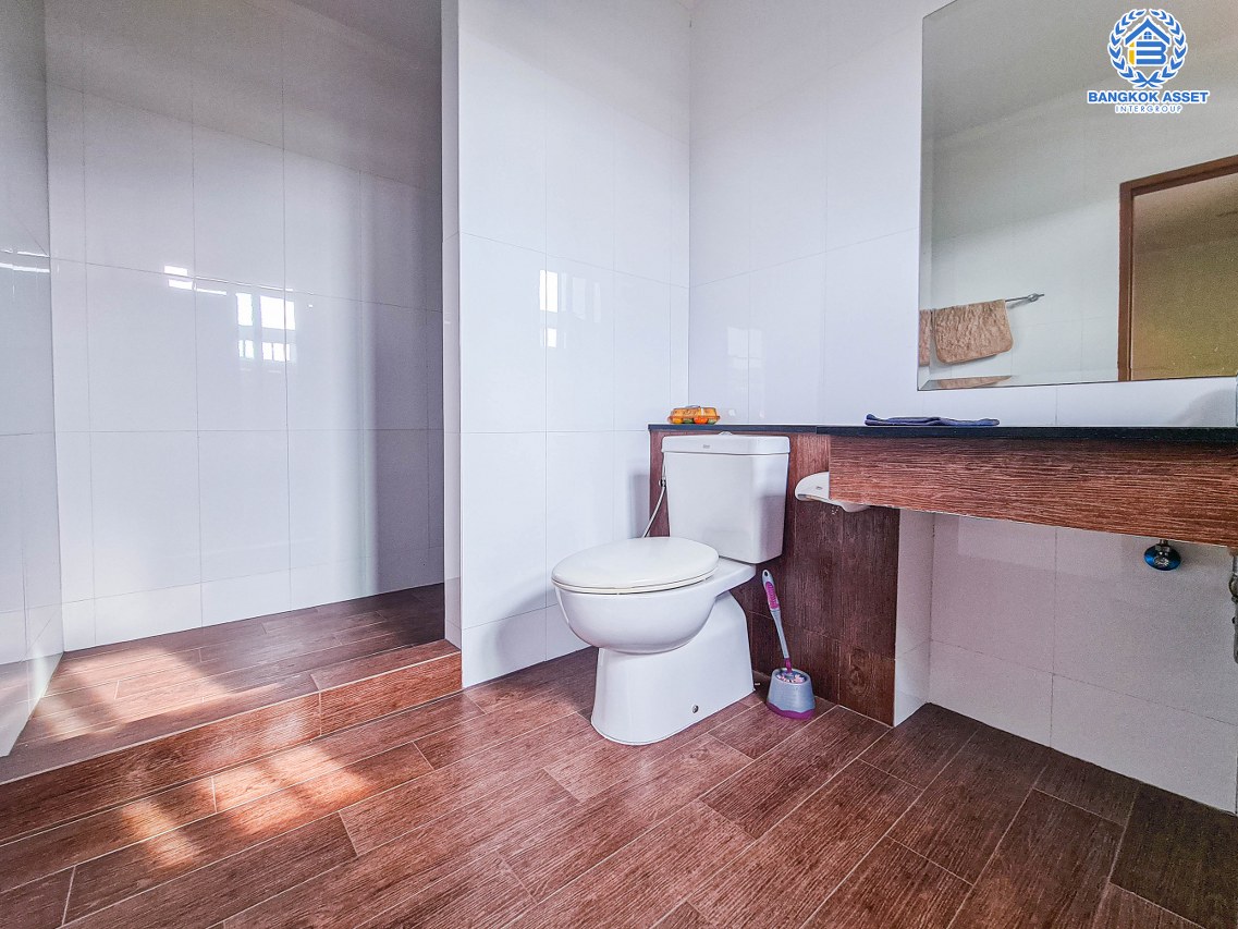 *****บ้านเดี่ยวมือสองกรุงเทพมหานคร บ้านปลูกเอง ซ.โพธิ์แก้ว1 ลาดพร้าว101 เนื้อที่กว้างมากถึง 150 ตร.ว. ฟังก์ชัน 5 ห้องนอน 4 ห้องน้ำ 3 ที่จอดรถ บ้านพื้นที่เยอะ จอดรถได้หลายคัน บนทำเลแห่งการเดินทาง ใกล้ทางด่วน "ฉลองรัช" และรถไฟฟ้าสายสีเหลือง "สถานีลาดพร้าว 101" เพียง 10 นาทีเท่านั้น