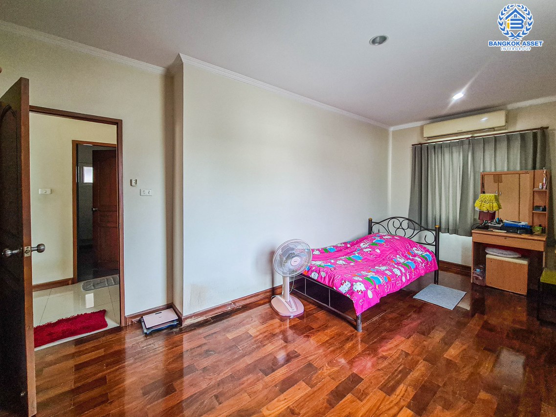 *****บ้านเดี่ยวมือสองกรุงเทพมหานคร บ้านปลูกเอง ซ.โพธิ์แก้ว1 ลาดพร้าว101 เนื้อที่กว้างมากถึง 150 ตร.ว. ฟังก์ชัน 5 ห้องนอน 4 ห้องน้ำ 3 ที่จอดรถ บ้านพื้นที่เยอะ จอดรถได้หลายคัน บนทำเลแห่งการเดินทาง ใกล้ทางด่วน "ฉลองรัช" และรถไฟฟ้าสายสีเหลือง "สถานีลาดพร้าว 101" เพียง 10 นาทีเท่านั้น