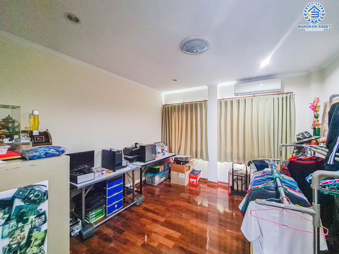 *****บ้านเดี่ยวมือสองกรุงเทพมหานคร บ้านปลูกเอง ซ.โพธิ์แก้ว1 ลาดพร้าว101 เนื้อที่กว้างมากถึง 150 ตร.ว. ฟังก์ชัน 5 ห้องนอน 4 ห้องน้ำ 3 ที่จอดรถ บ้านพื้นที่เยอะ จอดรถได้หลายคัน บนทำเลแห่งการเดินทาง ใกล้ทางด่วน "ฉลองรัช" และรถไฟฟ้าสายสีเหลือง "สถานีลาดพร้าว 101" เพียง 10 นาทีเท่านั้น