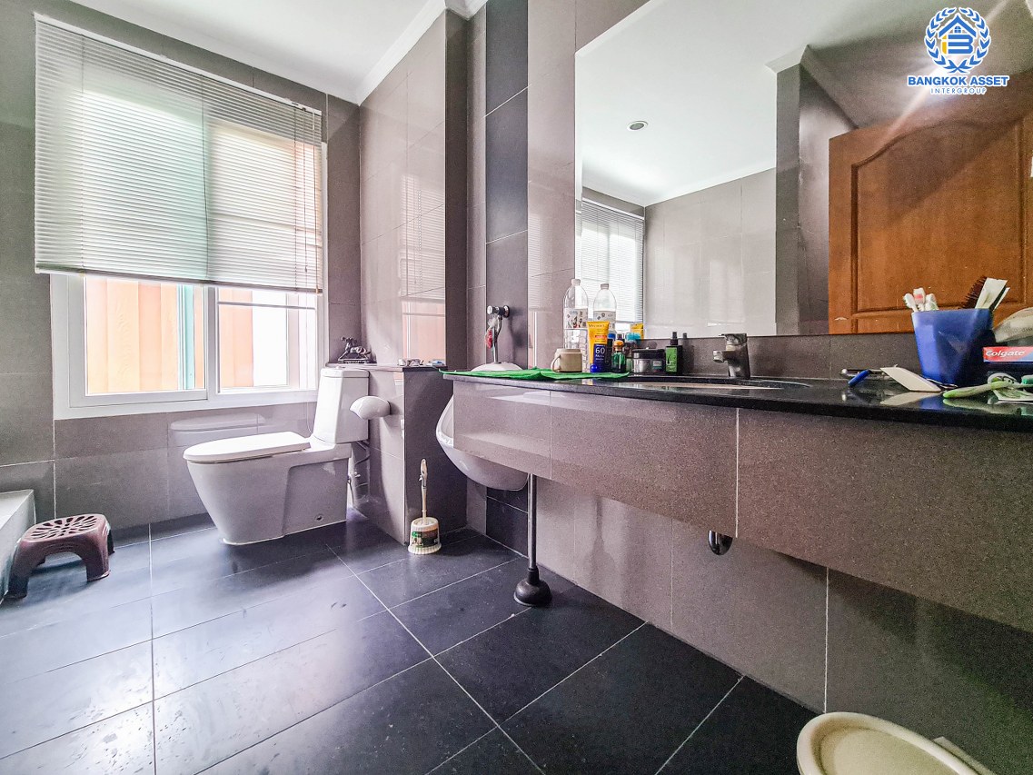 *****บ้านเดี่ยวมือสองกรุงเทพมหานคร บ้านปลูกเอง ซ.โพธิ์แก้ว1 ลาดพร้าว101 เนื้อที่กว้างมากถึง 150 ตร.ว. ฟังก์ชัน 5 ห้องนอน 4 ห้องน้ำ 3 ที่จอดรถ บ้านพื้นที่เยอะ จอดรถได้หลายคัน บนทำเลแห่งการเดินทาง ใกล้ทางด่วน "ฉลองรัช" และรถไฟฟ้าสายสีเหลือง "สถานีลาดพร้าว 101" เพียง 10 นาทีเท่านั้น