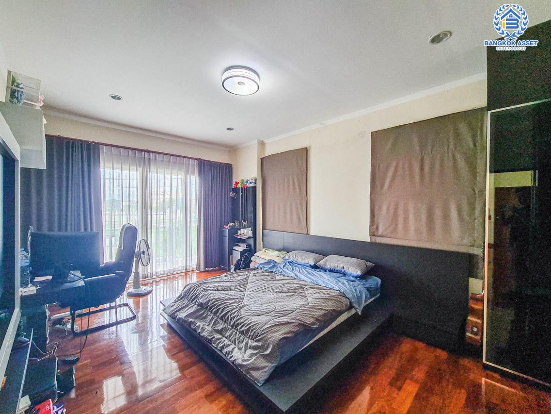 *****บ้านเดี่ยวมือสองกรุงเทพมหานคร บ้านปลูกเอง ซ.โพธิ์แก้ว1 ลาดพร้าว101 เนื้อที่กว้างมากถึง 150 ตร.ว. ฟังก์ชัน 5 ห้องนอน 4 ห้องน้ำ 3 ที่จอดรถ บ้านพื้นที่เยอะ จอดรถได้หลายคัน บนทำเลแห่งการเดินทาง ใกล้ทางด่วน "ฉลองรัช" และรถไฟฟ้าสายสีเหลือง "สถานีลาดพร้าว 101" เพียง 10 นาทีเท่านั้น