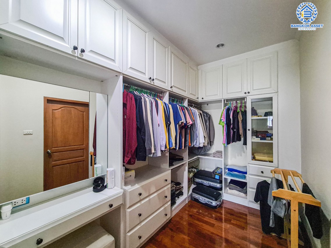 *****บ้านเดี่ยวมือสองกรุงเทพมหานคร บ้านปลูกเอง ซ.โพธิ์แก้ว1 ลาดพร้าว101 เนื้อที่กว้างมากถึง 150 ตร.ว. ฟังก์ชัน 5 ห้องนอน 4 ห้องน้ำ 3 ที่จอดรถ บ้านพื้นที่เยอะ จอดรถได้หลายคัน บนทำเลแห่งการเดินทาง ใกล้ทางด่วน "ฉลองรัช" และรถไฟฟ้าสายสีเหลือง "สถานีลาดพร้าว 101" เพียง 10 นาทีเท่านั้น