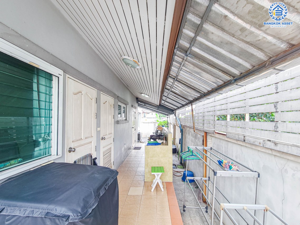 *****บ้านเดี่ยวมือสองกรุงเทพมหานคร บ้านปลูกเอง ซ.โพธิ์แก้ว1 ลาดพร้าว101 เนื้อที่กว้างมากถึง 150 ตร.ว. ฟังก์ชัน 5 ห้องนอน 4 ห้องน้ำ 3 ที่จอดรถ บ้านพื้นที่เยอะ จอดรถได้หลายคัน บนทำเลแห่งการเดินทาง ใกล้ทางด่วน "ฉลองรัช" และรถไฟฟ้าสายสีเหลือง "สถานีลาดพร้าว 101" เพียง 10 นาทีเท่านั้น