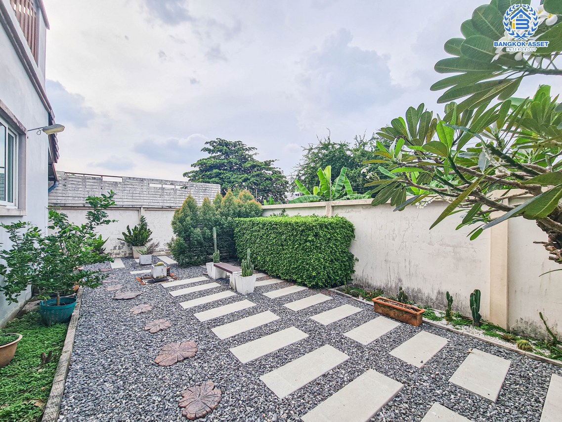 *****บ้านเดี่ยวมือสองกรุงเทพมหานคร บ้านปลูกเอง ซ.โพธิ์แก้ว1 ลาดพร้าว101 เนื้อที่กว้างมากถึง 150 ตร.ว. ฟังก์ชัน 5 ห้องนอน 4 ห้องน้ำ 3 ที่จอดรถ บ้านพื้นที่เยอะ จอดรถได้หลายคัน บนทำเลแห่งการเดินทาง ใกล้ทางด่วน "ฉลองรัช" และรถไฟฟ้าสายสีเหลือง "สถานีลาดพร้าว 101" เพียง 10 นาทีเท่านั้น