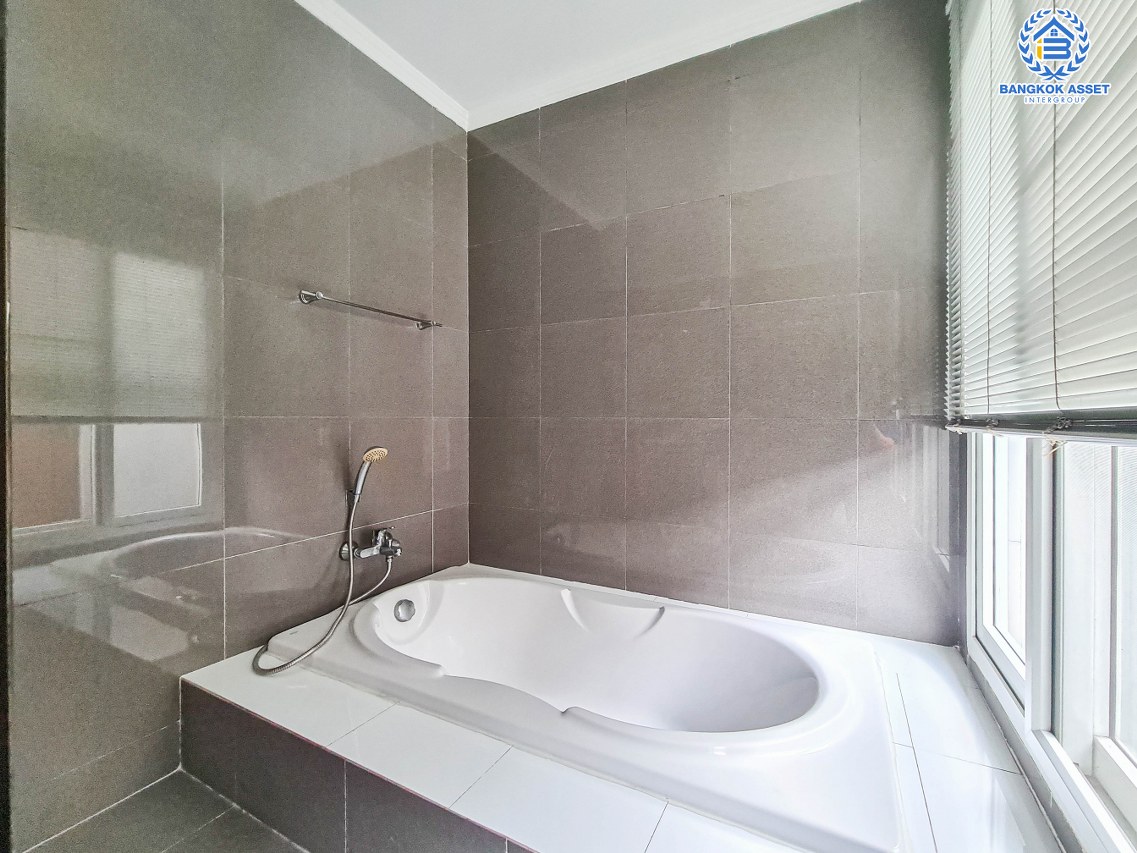 *****บ้านเดี่ยวมือสองกรุงเทพมหานคร บ้านปลูกเอง ซ.โพธิ์แก้ว1 ลาดพร้าว101 เนื้อที่กว้างมากถึง 150 ตร.ว. ฟังก์ชัน 5 ห้องนอน 4 ห้องน้ำ 3 ที่จอดรถ บ้านพื้นที่เยอะ จอดรถได้หลายคัน บนทำเลแห่งการเดินทาง ใกล้ทางด่วน "ฉลองรัช" และรถไฟฟ้าสายสีเหลือง "สถานีลาดพร้าว 101" เพียง 10 นาทีเท่านั้น