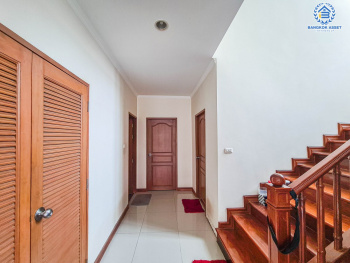 *****บ้านเดี่ยวมือสองกรุงเทพมหานคร บ้านปลูกเอง ซ.โพธิ์แก้ว1 ลาดพร้าว101 เนื้อที่กว้างมากถึง 150 ตร.ว. ฟังก์ชัน 5 ห้องนอน 4 ห้องน้ำ 3 ที่จอดรถ บ้านพื้นที่เยอะ จอดรถได้หลายคัน บนทำเลแห่งการเดินทาง ใกล้ทางด่วน "ฉลองรัช" และรถไฟฟ้าสายสีเหลือง "สถานีลาดพร้าว 101" เพียง 10 นาทีเท่านั้น