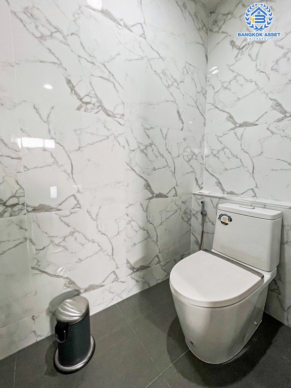 *****ทาวน์เฮ้าส์มือสอง โครงการ ซิกเนเจอร์ เรสซิเดนซ์ หลังมุม เนื้อที่กว้าง 33.30 ตร.ว. ฟังก์ชัน 3 ห้องนอน 4 ห้องน้ำ 2 ที่จอดรถ บ้านสภาพดีเยี่ยม ตกแต่งเรียบหรูพร้อมเข้าอยู่ บนทำเลเดินทางสะดวก เชื่อมต่อถนนราชพฤกษ์ ถนนกาญจนาภิเษก ใกล้รถไฟฟ้าสายสีเขียว "สถานีบางหว้า" และจุดขึ้นทางด่วน "ศรีรัช"