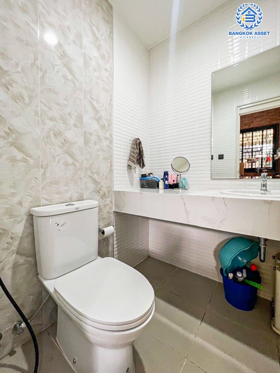 *****ทาวน์เฮ้าส์มือสอง โครงการ ซิกเนเจอร์ เรสซิเดนซ์ หลังมุม เนื้อที่กว้าง 33.30 ตร.ว. ฟังก์ชัน 3 ห้องนอน 4 ห้องน้ำ 2 ที่จอดรถ บ้านสภาพดีเยี่ยม ตกแต่งเรียบหรูพร้อมเข้าอยู่ บนทำเลเดินทางสะดวก เชื่อมต่อถนนราชพฤกษ์ ถนนกาญจนาภิเษก ใกล้รถไฟฟ้าสายสีเขียว "สถานีบางหว้า" และจุดขึ้นทางด่วน "ศรีรัช"