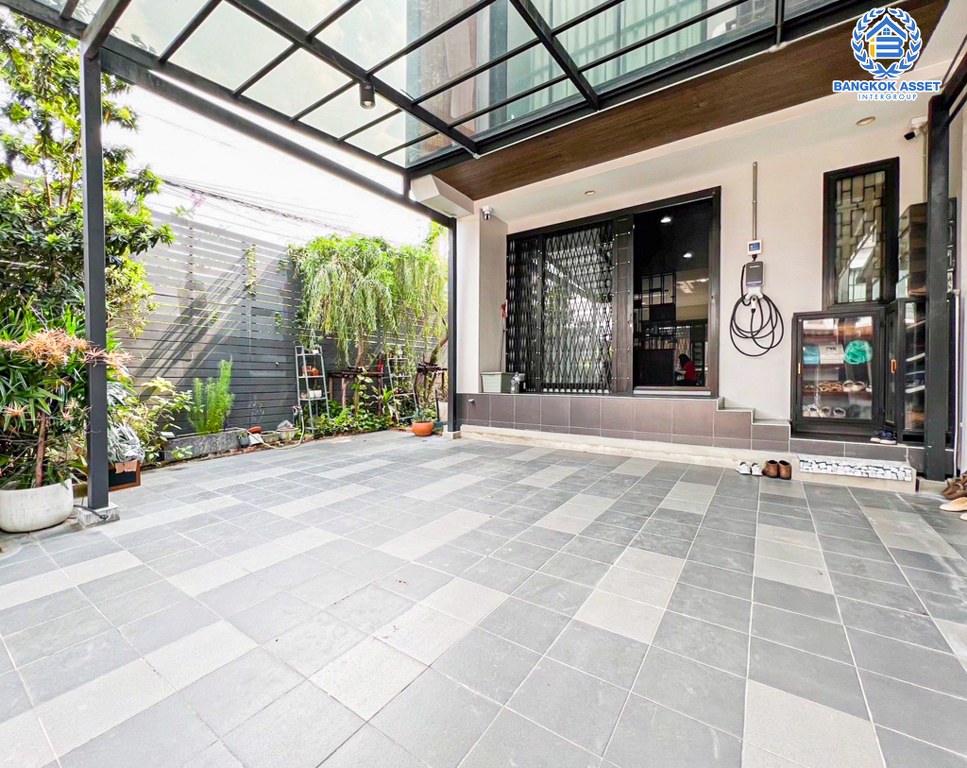 *****ทาวน์เฮ้าส์มือสอง โครงการ ซิกเนเจอร์ เรสซิเดนซ์ หลังมุม เนื้อที่กว้าง 33.30 ตร.ว. ฟังก์ชัน 3 ห้องนอน 4 ห้องน้ำ 2 ที่จอดรถ บ้านสภาพดีเยี่ยม ตกแต่งเรียบหรูพร้อมเข้าอยู่ บนทำเลเดินทางสะดวก เชื่อมต่อถนนราชพฤกษ์ ถนนกาญจนาภิเษก ใกล้รถไฟฟ้าสายสีเขียว "สถานีบางหว้า" และจุดขึ้นทางด่วน "ศรีรัช"