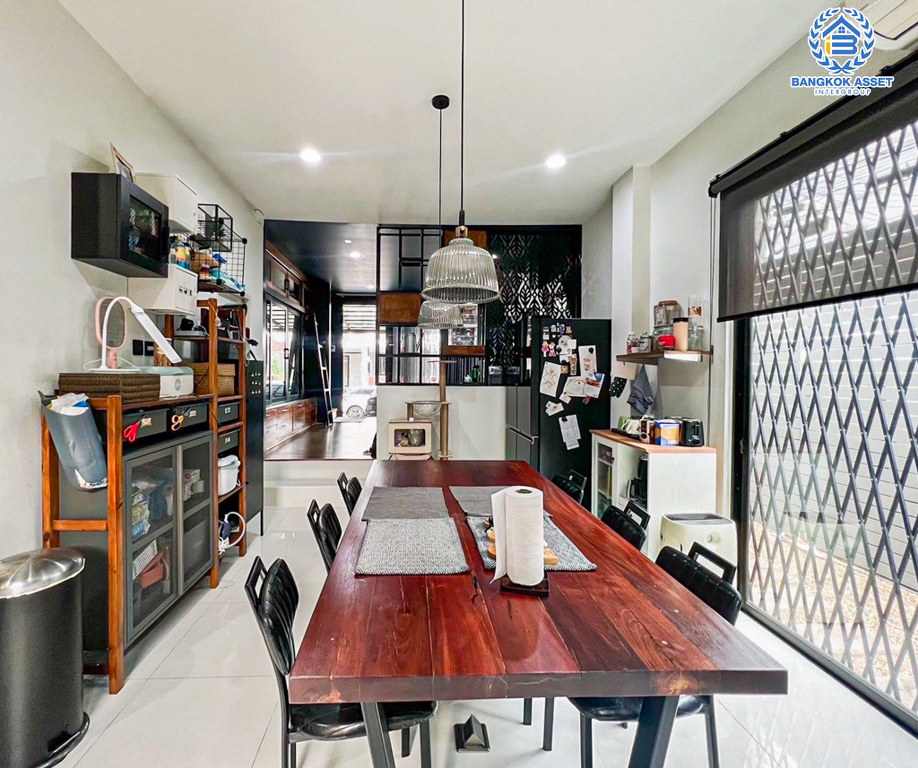 *****ทาวน์เฮ้าส์มือสอง โครงการ ซิกเนเจอร์ เรสซิเดนซ์ หลังมุม เนื้อที่กว้าง 33.30 ตร.ว. ฟังก์ชัน 3 ห้องนอน 4 ห้องน้ำ 2 ที่จอดรถ บ้านสภาพดีเยี่ยม ตกแต่งเรียบหรูพร้อมเข้าอยู่ บนทำเลเดินทางสะดวก เชื่อมต่อถนนราชพฤกษ์ ถนนกาญจนาภิเษก ใกล้รถไฟฟ้าสายสีเขียว "สถานีบางหว้า" และจุดขึ้นทางด่วน "ศรีรัช"