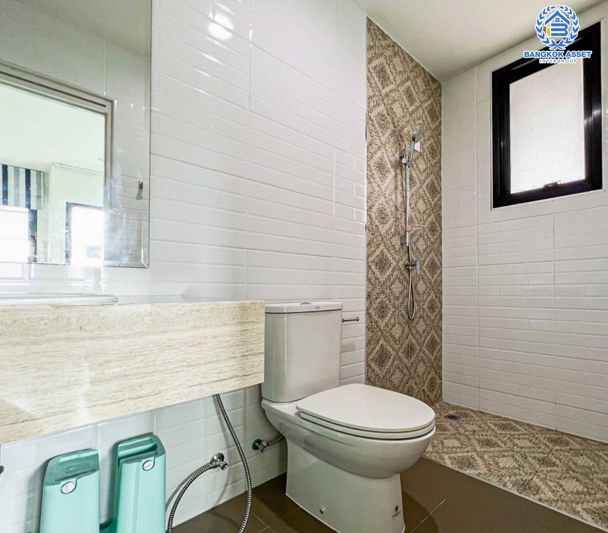 *****ทาวน์เฮ้าส์มือสอง โครงการ ซิกเนเจอร์ เรสซิเดนซ์ หลังมุม เนื้อที่กว้าง 33.30 ตร.ว. ฟังก์ชัน 3 ห้องนอน 4 ห้องน้ำ 2 ที่จอดรถ บ้านสภาพดีเยี่ยม ตกแต่งเรียบหรูพร้อมเข้าอยู่ บนทำเลเดินทางสะดวก เชื่อมต่อถนนราชพฤกษ์ ถนนกาญจนาภิเษก ใกล้รถไฟฟ้าสายสีเขียว "สถานีบางหว้า" และจุดขึ้นทางด่วน "ศรีรัช"