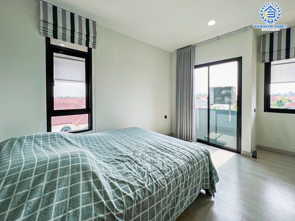 *****ทาวน์เฮ้าส์มือสอง โครงการ ซิกเนเจอร์ เรสซิเดนซ์ หลังมุม เนื้อที่กว้าง 33.30 ตร.ว. ฟังก์ชัน 3 ห้องนอน 4 ห้องน้ำ 2 ที่จอดรถ บ้านสภาพดีเยี่ยม ตกแต่งเรียบหรูพร้อมเข้าอยู่ บนทำเลเดินทางสะดวก เชื่อมต่อถนนราชพฤกษ์ ถนนกาญจนาภิเษก ใกล้รถไฟฟ้าสายสีเขียว "สถานีบางหว้า" และจุดขึ้นทางด่วน "ศรีรัช"