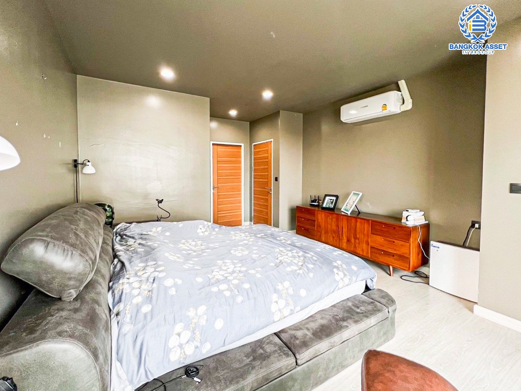 *****ทาวน์เฮ้าส์มือสอง โครงการ ซิกเนเจอร์ เรสซิเดนซ์ หลังมุม เนื้อที่กว้าง 33.30 ตร.ว. ฟังก์ชัน 3 ห้องนอน 4 ห้องน้ำ 2 ที่จอดรถ บ้านสภาพดีเยี่ยม ตกแต่งเรียบหรูพร้อมเข้าอยู่ บนทำเลเดินทางสะดวก เชื่อมต่อถนนราชพฤกษ์ ถนนกาญจนาภิเษก ใกล้รถไฟฟ้าสายสีเขียว "สถานีบางหว้า" และจุดขึ้นทางด่วน "ศรีรัช"