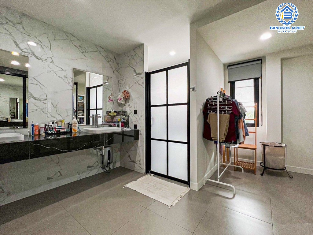 *****ทาวน์เฮ้าส์มือสอง โครงการ ซิกเนเจอร์ เรสซิเดนซ์ หลังมุม เนื้อที่กว้าง 33.30 ตร.ว. ฟังก์ชัน 3 ห้องนอน 4 ห้องน้ำ 2 ที่จอดรถ บ้านสภาพดีเยี่ยม ตกแต่งเรียบหรูพร้อมเข้าอยู่ บนทำเลเดินทางสะดวก เชื่อมต่อถนนราชพฤกษ์ ถนนกาญจนาภิเษก ใกล้รถไฟฟ้าสายสีเขียว "สถานีบางหว้า" และจุดขึ้นทางด่วน "ศรีรัช"