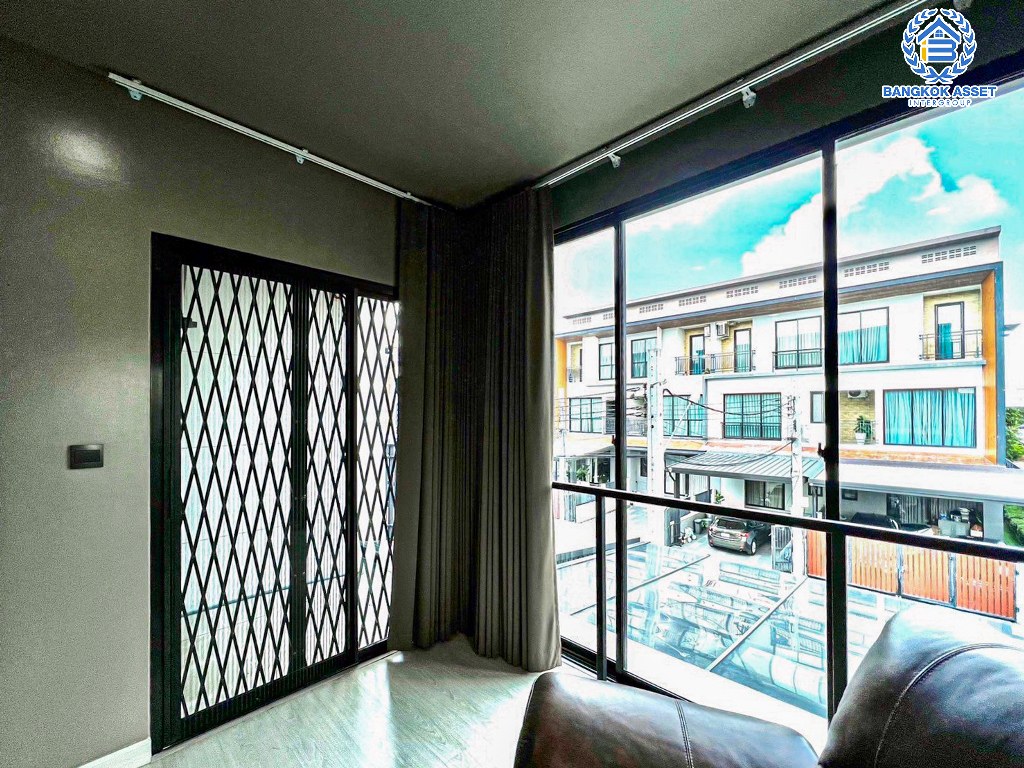 *****ทาวน์เฮ้าส์มือสอง โครงการ ซิกเนเจอร์ เรสซิเดนซ์ หลังมุม เนื้อที่กว้าง 33.30 ตร.ว. ฟังก์ชัน 3 ห้องนอน 4 ห้องน้ำ 2 ที่จอดรถ บ้านสภาพดีเยี่ยม ตกแต่งเรียบหรูพร้อมเข้าอยู่ บนทำเลเดินทางสะดวก เชื่อมต่อถนนราชพฤกษ์ ถนนกาญจนาภิเษก ใกล้รถไฟฟ้าสายสีเขียว "สถานีบางหว้า" และจุดขึ้นทางด่วน "ศรีรัช"