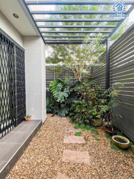 *****ทาวน์เฮ้าส์มือสอง โครงการ ซิกเนเจอร์ เรสซิเดนซ์ หลังมุม เนื้อที่กว้าง 33.30 ตร.ว. ฟังก์ชัน 3 ห้องนอน 4 ห้องน้ำ 2 ที่จอดรถ บ้านสภาพดีเยี่ยม ตกแต่งเรียบหรูพร้อมเข้าอยู่ บนทำเลเดินทางสะดวก เชื่อมต่อถนนราชพฤกษ์ ถนนกาญจนาภิเษก ใกล้รถไฟฟ้าสายสีเขียว "สถานีบางหว้า" และจุดขึ้นทางด่วน "ศรีรัช"