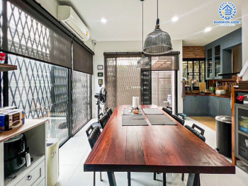 *****ทาวน์เฮ้าส์มือสอง โครงการ ซิกเนเจอร์ เรสซิเดนซ์ หลังมุม เนื้อที่กว้าง 33.30 ตร.ว. ฟังก์ชัน 3 ห้องนอน 4 ห้องน้ำ 2 ที่จอดรถ บ้านสภาพดีเยี่ยม ตกแต่งเรียบหรูพร้อมเข้าอยู่ บนทำเลเดินทางสะดวก เชื่อมต่อถนนราชพฤกษ์ ถนนกาญจนาภิเษก ใกล้รถไฟฟ้าสายสีเขียว "สถานีบางหว้า" และจุดขึ้นทางด่วน "ศรีรัช"