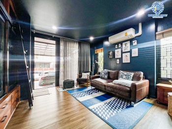 *****ทาวน์เฮ้าส์มือสอง โครงการ ซิกเนเจอร์ เรสซิเดนซ์ หลังมุม เนื้อที่กว้าง 33.30 ตร.ว. ฟังก์ชัน 3 ห้องนอน 4 ห้องน้ำ 2 ที่จอดรถ บ้านสภาพดีเยี่ยม ตกแต่งเรียบหรูพร้อมเข้าอยู่ บนทำเลเดินทางสะดวก เชื่อมต่อถนนราชพฤกษ์ ถนนกาญจนาภิเษก ใกล้รถไฟฟ้าสายสีเขียว "สถานีบางหว้า" และจุดขึ้นทางด่วน "ศรีรัช"