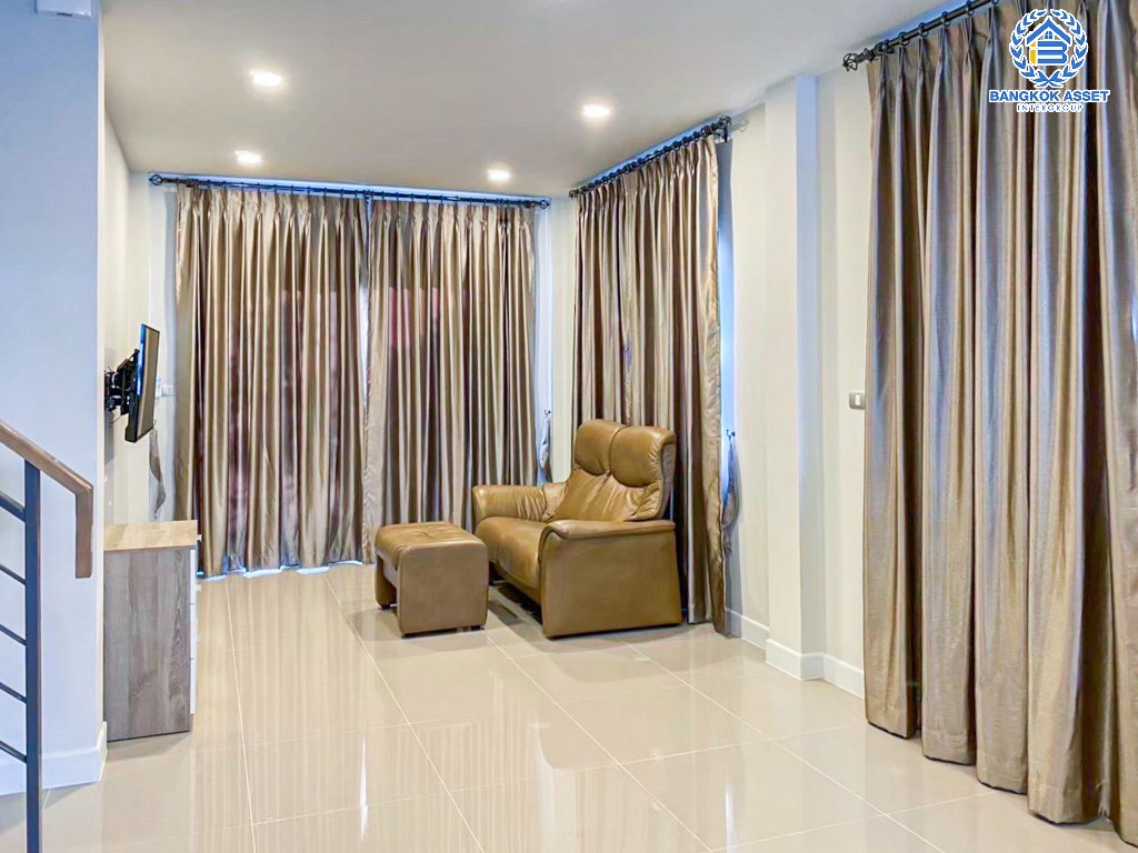 *****บ้านแฝดมือสอง โครงการ เซนโทร อ่อนนุช-สุวรรณภูมิ เนื้อที่กว้าง 35.50 ตร.ว. ฟังก์ชัน 3 ห้องนอน 2 ห้องน้ำ 1 ที่จอดรถ บ้านสภาพสวยพร้อมเข้าอยู่ บนทำเลเดินทางสะดวก เชื่อมต่อถนนลาดกระบัง ถนนกิ่งแก้ว ถนนวงแหวนรอบนอก(ตะวันออก) ใกล้ Airport Link "สถานีลาดกระบัง" และจุดขึ้นทางด่วน "บูรพาวิถี"