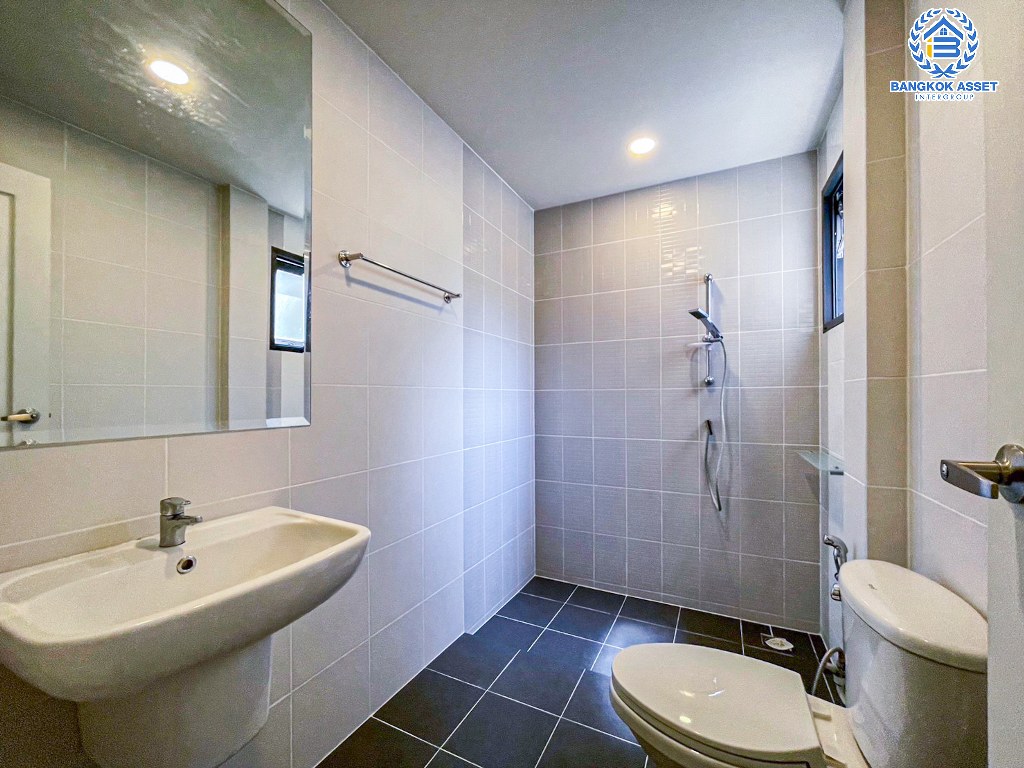 *****บ้านแฝดมือสอง โครงการ เซนโทร อ่อนนุช-สุวรรณภูมิ เนื้อที่กว้าง 35.50 ตร.ว. ฟังก์ชัน 3 ห้องนอน 2 ห้องน้ำ 1 ที่จอดรถ บ้านสภาพสวยพร้อมเข้าอยู่ บนทำเลเดินทางสะดวก เชื่อมต่อถนนลาดกระบัง ถนนกิ่งแก้ว ถนนวงแหวนรอบนอก(ตะวันออก) ใกล้ Airport Link "สถานีลาดกระบัง" และจุดขึ้นทางด่วน "บูรพาวิถี"