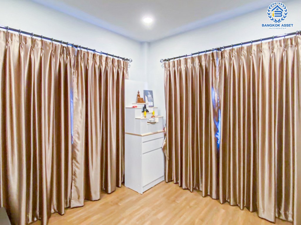 *****บ้านแฝดมือสอง โครงการ เซนโทร อ่อนนุช-สุวรรณภูมิ เนื้อที่กว้าง 35.50 ตร.ว. ฟังก์ชัน 3 ห้องนอน 2 ห้องน้ำ 1 ที่จอดรถ บ้านสภาพสวยพร้อมเข้าอยู่ บนทำเลเดินทางสะดวก เชื่อมต่อถนนลาดกระบัง ถนนกิ่งแก้ว ถนนวงแหวนรอบนอก(ตะวันออก) ใกล้ Airport Link "สถานีลาดกระบัง" และจุดขึ้นทางด่วน "บูรพาวิถี"