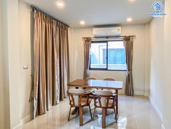 *****บ้านแฝดมือสอง โครงการ เซนโทร อ่อนนุช-สุวรรณภูมิ เนื้อที่กว้าง 35.50 ตร.ว. ฟังก์ชัน 3 ห้องนอน 2 ห้องน้ำ 1 ที่จอดรถ บ้านสภาพสวยพร้อมเข้าอยู่ บนทำเลเดินทางสะดวก เชื่อมต่อถนนลาดกระบัง ถนนกิ่งแก้ว ถนนวงแหวนรอบนอก(ตะวันออก) ใกล้ Airport Link "สถานีลาดกระบัง" และจุดขึ้นทางด่วน "บูรพาวิถี"