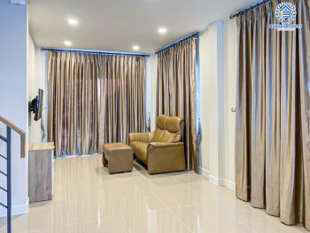 *****บ้านแฝดมือสอง โครงการ เซนโทร อ่อนนุช-สุวรรณภูมิ เนื้อที่กว้าง 35.50 ตร.ว. ฟังก์ชัน 3 ห้องนอน 2 ห้องน้ำ 1 ที่จอดรถ บ้านสภาพสวยพร้อมเข้าอยู่ บนทำเลเดินทางสะดวก เชื่อมต่อถนนลาดกระบัง ถนนกิ่งแก้ว ถนนวงแหวนรอบนอก(ตะวันออก) ใกล้ Airport Link "สถานีลาดกระบัง" และจุดขึ้นทางด่วน "บูรพาวิถี"