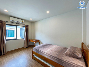 *****บ้านแฝดมือสอง โครงการ เซนโทร อ่อนนุช-สุวรรณภูมิ เนื้อที่กว้าง 35.50 ตร.ว. ฟังก์ชัน 3 ห้องนอน 2 ห้องน้ำ 1 ที่จอดรถ บ้านสภาพสวยพร้อมเข้าอยู่ บนทำเลเดินทางสะดวก เชื่อมต่อถนนลาดกระบัง ถนนกิ่งแก้ว ถนนวงแหวนรอบนอก(ตะวันออก) ใกล้ Airport Link "สถานีลาดกระบัง" และจุดขึ้นทางด่วน "บูรพาวิถี"