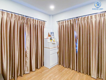 *****บ้านแฝดมือสอง โครงการ เซนโทร อ่อนนุช-สุวรรณภูมิ เนื้อที่กว้าง 35.50 ตร.ว. ฟังก์ชัน 3 ห้องนอน 2 ห้องน้ำ 1 ที่จอดรถ บ้านสภาพสวยพร้อมเข้าอยู่ บนทำเลเดินทางสะดวก เชื่อมต่อถนนลาดกระบัง ถนนกิ่งแก้ว ถนนวงแหวนรอบนอก(ตะวันออก) ใกล้ Airport Link "สถานีลาดกระบัง" และจุดขึ้นทางด่วน "บูรพาวิถี"