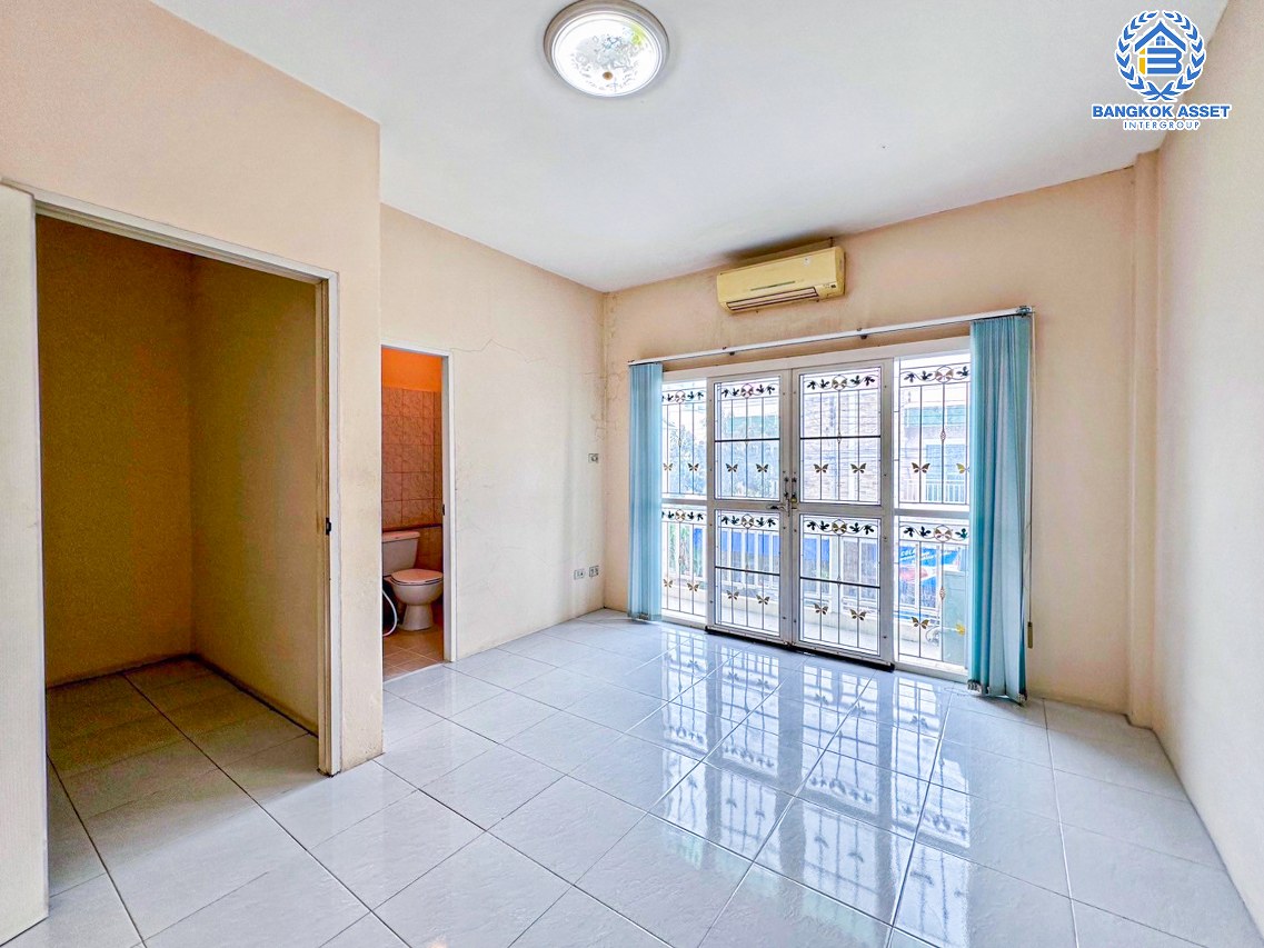 *****ทาวน์เฮ้าส์มือสองปทุมธานี โครงการ ฉัตรหลวง9 รังสิต-ปทุมธานี เนื้อที่เกือบ 20 ตร.ว. ฟังก์ชัน 3 ห้องนอน 3 ห้องน้ำ 1 ที่จอดรถ แถมฟรี! 2 เครื่องปรับอากาศ บนทำเลแห่งการเดินทาง เชื่อมต่อ ถนนรังสิต-ปทุมธานี, ถนนราชพฤกษ์, ถนนปทุมธานี-บางปะหัน จองเลย!