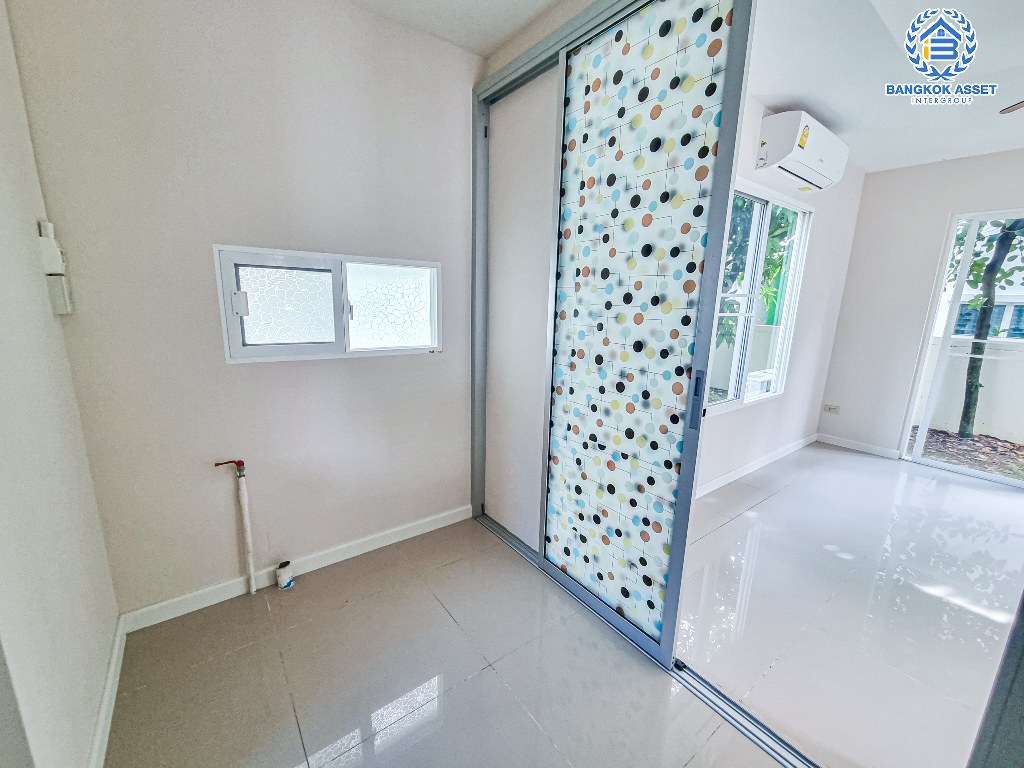 บ้านเดี่ยวมือสอง โครงการ ชัยพฤกษ์ บางใหญ่(เฟส3) เนื้อที่กว้าง 54 ตร.ว. ฟังก์ชัน 3 ห้องนอน 3 ห้องน้ำ 2 ที่จอดรถ บ้านสภาพสวย พร้อมเข้าอยู่ บนทำเลดี เชื่อมต่อถนนกาญจนาภิเษก ถนนรัตนาธิเบศร์ ถนนบางกรวย-ไทรน้อย ใกล้รถไฟฟ้าสายสีม่วง "สถานีคลองบางไผ่" และจุดขึ้นทางด่วน "กาญจนบุรีบางใหญ่"