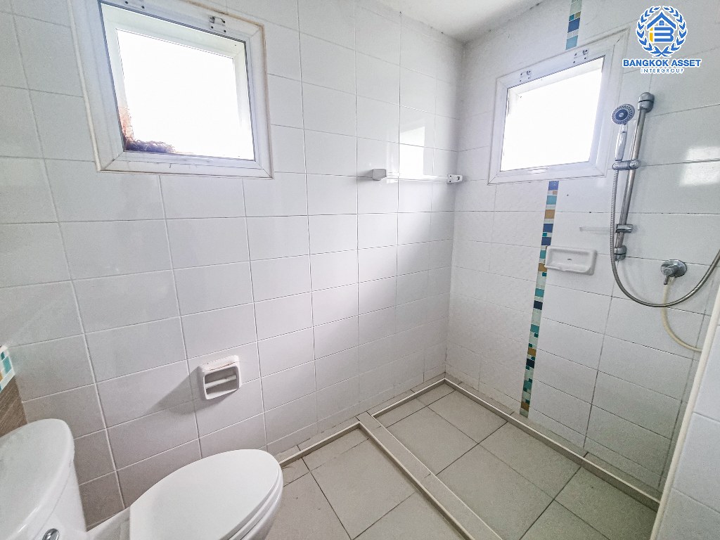 บ้านเดี่ยวมือสอง โครงการ ชัยพฤกษ์ บางใหญ่(เฟส3) เนื้อที่กว้าง 54 ตร.ว. ฟังก์ชัน 3 ห้องนอน 3 ห้องน้ำ 2 ที่จอดรถ บ้านสภาพสวย พร้อมเข้าอยู่ บนทำเลดี เชื่อมต่อถนนกาญจนาภิเษก ถนนรัตนาธิเบศร์ ถนนบางกรวย-ไทรน้อย ใกล้รถไฟฟ้าสายสีม่วง "สถานีคลองบางไผ่" และจุดขึ้นทางด่วน "กาญจนบุรีบางใหญ่"