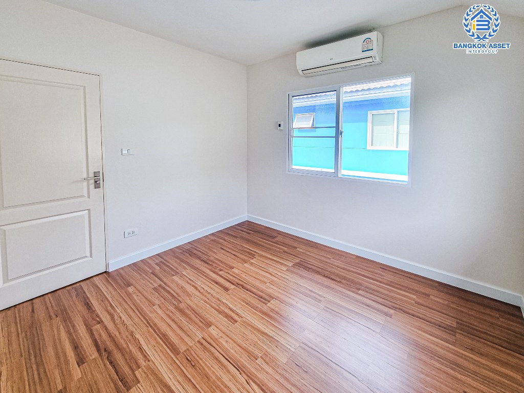 บ้านเดี่ยวมือสอง โครงการ ชัยพฤกษ์ บางใหญ่(เฟส3) เนื้อที่กว้าง 54 ตร.ว. ฟังก์ชัน 3 ห้องนอน 3 ห้องน้ำ 2 ที่จอดรถ บ้านสภาพสวย พร้อมเข้าอยู่ บนทำเลดี เชื่อมต่อถนนกาญจนาภิเษก ถนนรัตนาธิเบศร์ ถนนบางกรวย-ไทรน้อย ใกล้รถไฟฟ้าสายสีม่วง "สถานีคลองบางไผ่" และจุดขึ้นทางด่วน "กาญจนบุรีบางใหญ่"