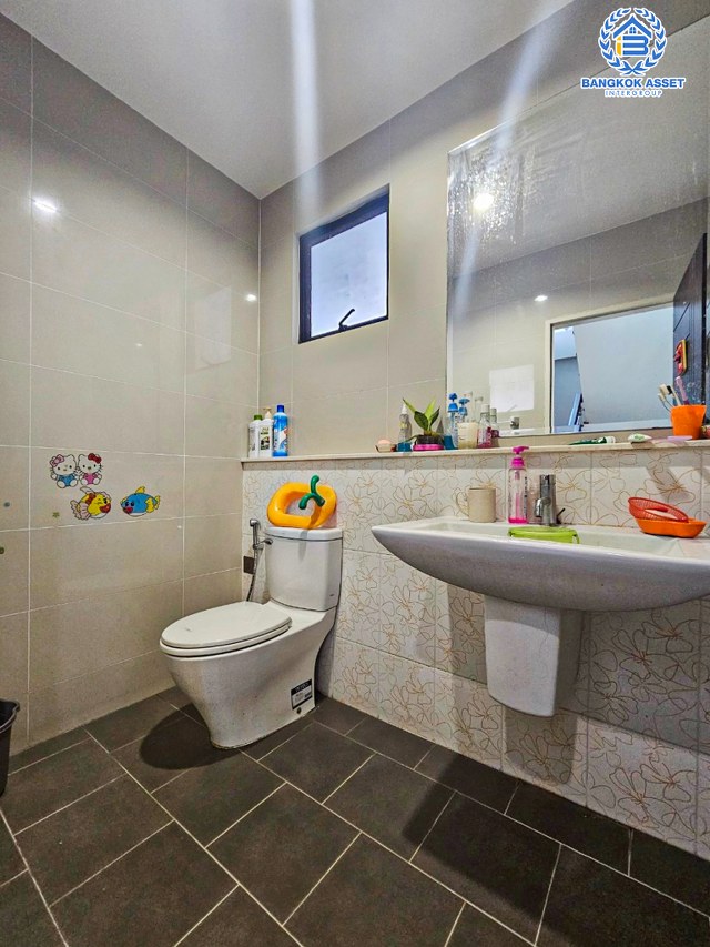 *****บ้านเดี่ยวมือสองกรุงเทพมหานคร โครงการ ปริญสิริ กาญจนาภิเษก เนื้อที่กว้าง 53.1 ตร.ว. ฟังก์ชัน 3 ห้องนอน 3 ห้องน้ำ 2 ที่จอดรถ แถมฟรี! 5 เครื่องปรับอากาศ 1 เครื่องทำน้ำอุ่น บนทำเลแห่งการเดินทาง เชื่อมต่อถนนเอกชัย, ถนนพระราม 2 ใกล้รถไฟฟ้าสายสีน้ำเงิน "สถานีหลักสอง" และทางด่วน "พระราม 2"