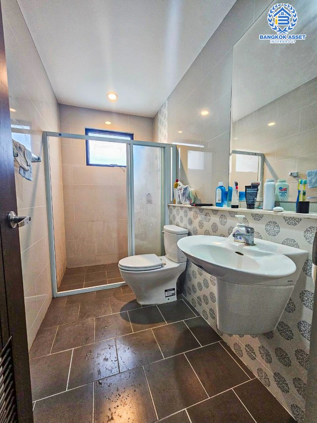 *****บ้านเดี่ยวมือสองกรุงเทพมหานคร โครงการ ปริญสิริ กาญจนาภิเษก เนื้อที่กว้าง 53.1 ตร.ว. ฟังก์ชัน 3 ห้องนอน 3 ห้องน้ำ 2 ที่จอดรถ แถมฟรี! 5 เครื่องปรับอากาศ 1 เครื่องทำน้ำอุ่น บนทำเลแห่งการเดินทาง เชื่อมต่อถนนเอกชัย, ถนนพระราม 2 ใกล้รถไฟฟ้าสายสีน้ำเงิน "สถานีหลักสอง" และทางด่วน "พระราม 2"