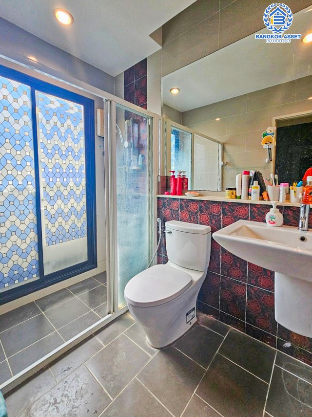 *****บ้านเดี่ยวมือสองกรุงเทพมหานคร โครงการ ปริญสิริ กาญจนาภิเษก เนื้อที่กว้าง 53.1 ตร.ว. ฟังก์ชัน 3 ห้องนอน 3 ห้องน้ำ 2 ที่จอดรถ แถมฟรี! 5 เครื่องปรับอากาศ 1 เครื่องทำน้ำอุ่น บนทำเลแห่งการเดินทาง เชื่อมต่อถนนเอกชัย, ถนนพระราม 2 ใกล้รถไฟฟ้าสายสีน้ำเงิน "สถานีหลักสอง" และทางด่วน "พระราม 2"