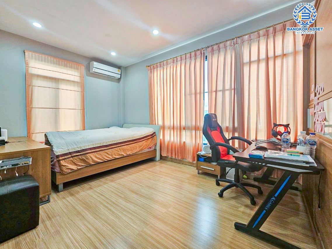 *****บ้านเดี่ยวมือสองกรุงเทพมหานคร โครงการ ปริญสิริ กาญจนาภิเษก เนื้อที่กว้าง 53.1 ตร.ว. ฟังก์ชัน 3 ห้องนอน 3 ห้องน้ำ 2 ที่จอดรถ แถมฟรี! 5 เครื่องปรับอากาศ 1 เครื่องทำน้ำอุ่น บนทำเลแห่งการเดินทาง เชื่อมต่อถนนเอกชัย, ถนนพระราม 2 ใกล้รถไฟฟ้าสายสีน้ำเงิน "สถานีหลักสอง" และทางด่วน "พระราม 2"