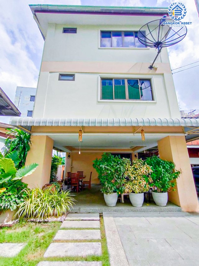 *****บ้านเดี่ยวมือสองกรุงเทพมหานคร หมู่บ้าน พระราม2 ซอย3 แยก2 พระราม2 เนื้อที่กว้างมากถึง 100 ตร.ว. ฟังก์ชัน 5 ห้องนอน 5 ห้องน้ำ 2 ที่จอดรถ แถมฟรี! 5 เครื่องปรับอากาศ บนทำเลเดินทางสะดวก เชื่อมต่อ ถนนพระราม2, ถนนสุขสวัสดิ์ ใกล้จุดขึ้นทางด่วน "พระราม2" จองเลย!