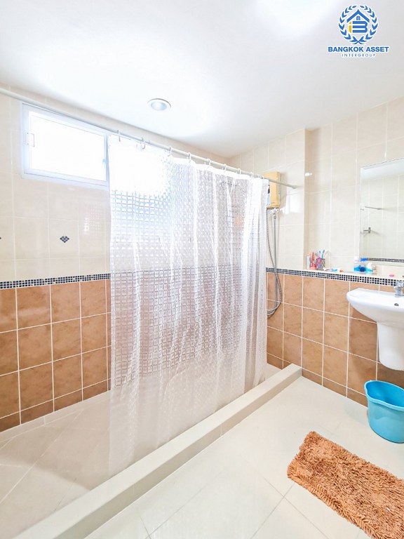 *****ทาวน์โฮม 3 ชั้นมือสอง โครงการ บ้านกลางเมือง ลาดพร้าว87 หลังมุม เนื้อที่ 20 ตร.ว. ฟังก์ชัน 3 ห้องนอน 3 ห้องน้ำ 2 ที่จอดรถ บนทำเลใกล้เมือง เดินทางสะดวกสบาย เชื่อมต่อถนนลาดพร้าว87 ถนนโพธิ์แก้ว ถนนนวมินทร์ ใกล้รถไฟฟ้าสายสีเหลือง "สถานีลาดพร้าว" และจุดขึ้นทางด่วน "รามอินทรา-อาจณรงค์"