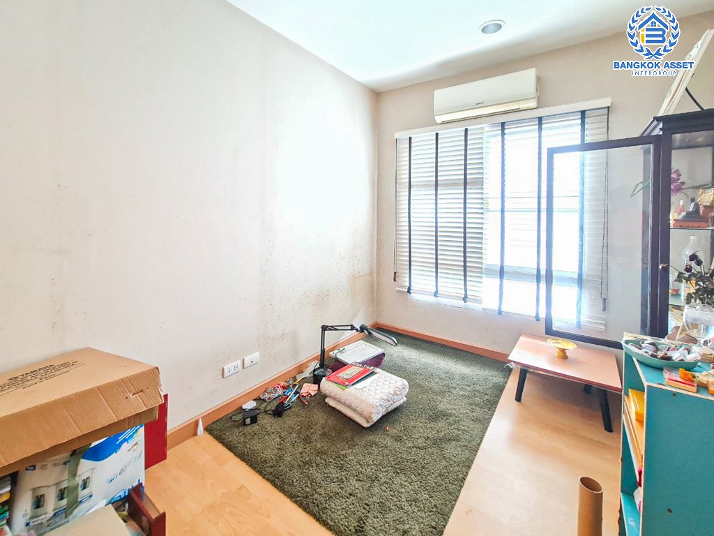 *****ทาวน์โฮม 3 ชั้นมือสอง โครงการ บ้านกลางเมือง ลาดพร้าว87 หลังมุม เนื้อที่ 20 ตร.ว. ฟังก์ชัน 3 ห้องนอน 3 ห้องน้ำ 2 ที่จอดรถ บนทำเลใกล้เมือง เดินทางสะดวกสบาย เชื่อมต่อถนนลาดพร้าว87 ถนนโพธิ์แก้ว ถนนนวมินทร์ ใกล้รถไฟฟ้าสายสีเหลือง "สถานีลาดพร้าว" และจุดขึ้นทางด่วน "รามอินทรา-อาจณรงค์"