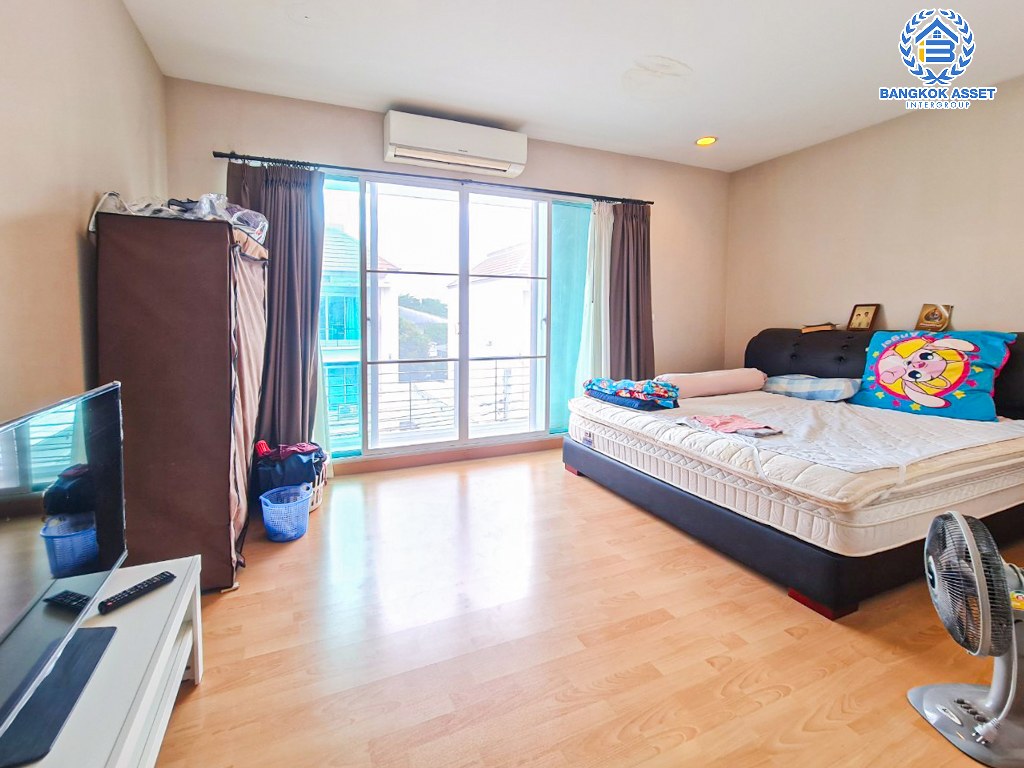 *****ทาวน์โฮม 3 ชั้นมือสอง โครงการ บ้านกลางเมือง ลาดพร้าว87 หลังมุม เนื้อที่ 20 ตร.ว. ฟังก์ชัน 3 ห้องนอน 3 ห้องน้ำ 2 ที่จอดรถ บนทำเลใกล้เมือง เดินทางสะดวกสบาย เชื่อมต่อถนนลาดพร้าว87 ถนนโพธิ์แก้ว ถนนนวมินทร์ ใกล้รถไฟฟ้าสายสีเหลือง "สถานีลาดพร้าว" และจุดขึ้นทางด่วน "รามอินทรา-อาจณรงค์"