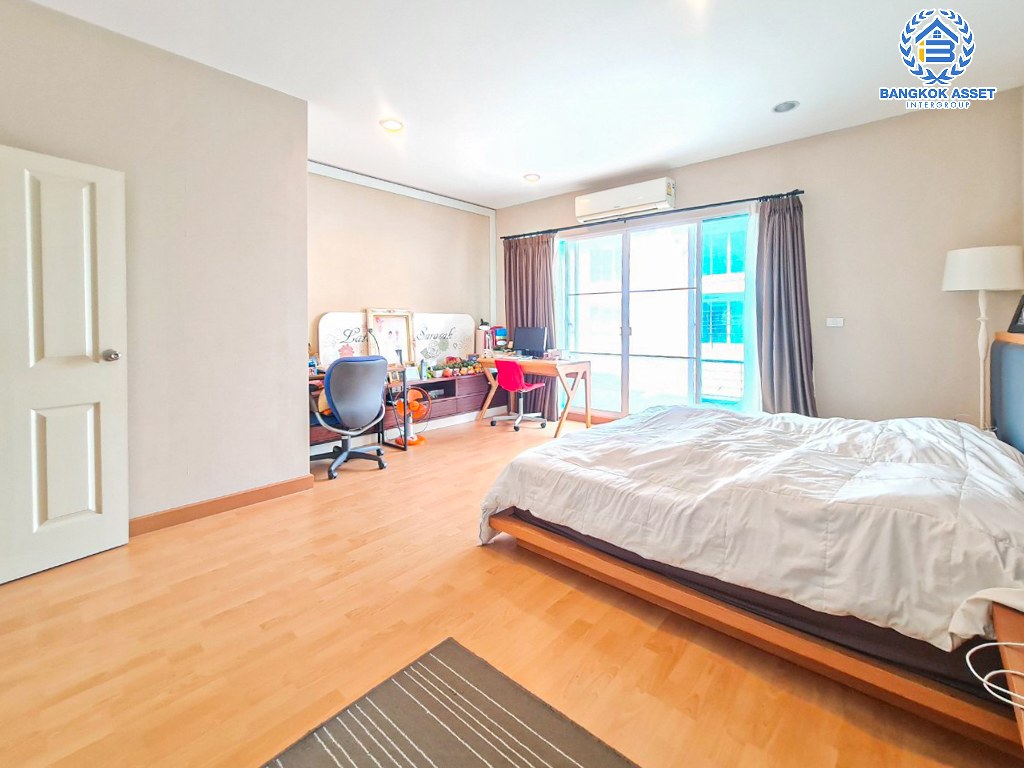 *****ทาวน์โฮม 3 ชั้นมือสอง โครงการ บ้านกลางเมือง ลาดพร้าว87 หลังมุม เนื้อที่ 20 ตร.ว. ฟังก์ชัน 3 ห้องนอน 3 ห้องน้ำ 2 ที่จอดรถ บนทำเลใกล้เมือง เดินทางสะดวกสบาย เชื่อมต่อถนนลาดพร้าว87 ถนนโพธิ์แก้ว ถนนนวมินทร์ ใกล้รถไฟฟ้าสายสีเหลือง "สถานีลาดพร้าว" และจุดขึ้นทางด่วน "รามอินทรา-อาจณรงค์"