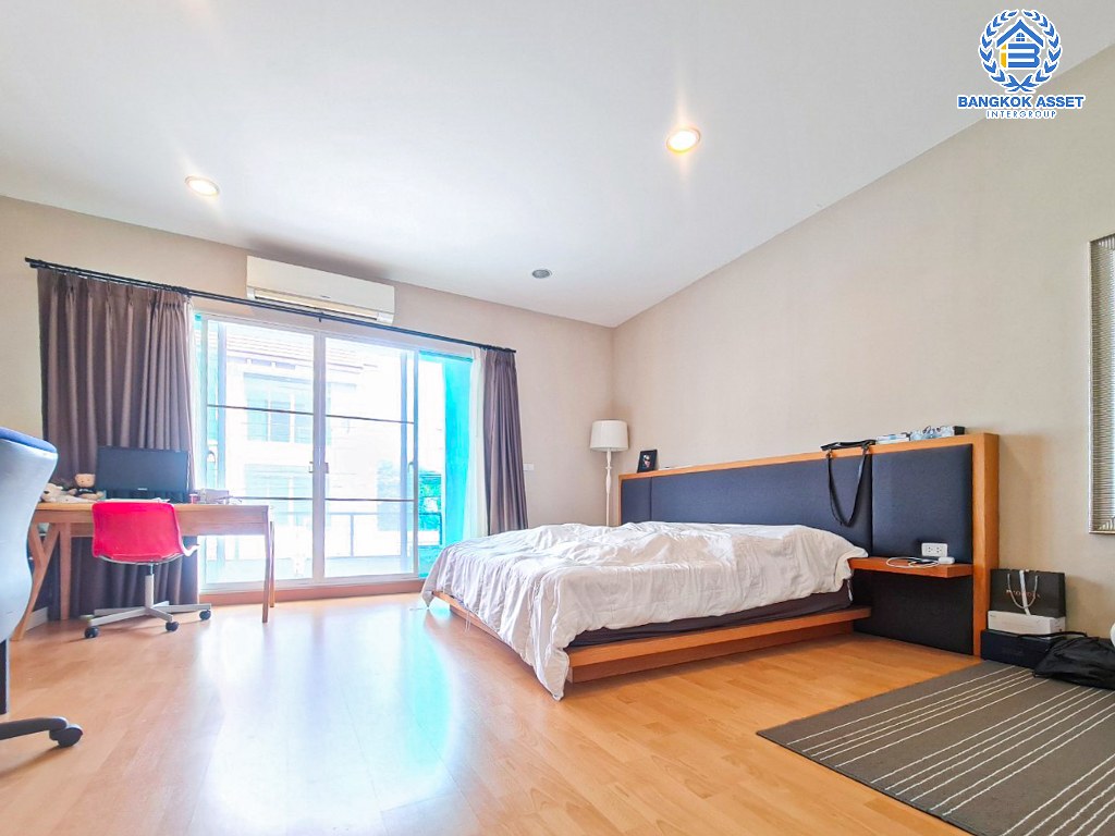 *****ทาวน์โฮม 3 ชั้นมือสอง โครงการ บ้านกลางเมือง ลาดพร้าว87 หลังมุม เนื้อที่ 20 ตร.ว. ฟังก์ชัน 3 ห้องนอน 3 ห้องน้ำ 2 ที่จอดรถ บนทำเลใกล้เมือง เดินทางสะดวกสบาย เชื่อมต่อถนนลาดพร้าว87 ถนนโพธิ์แก้ว ถนนนวมินทร์ ใกล้รถไฟฟ้าสายสีเหลือง "สถานีลาดพร้าว" และจุดขึ้นทางด่วน "รามอินทรา-อาจณรงค์"