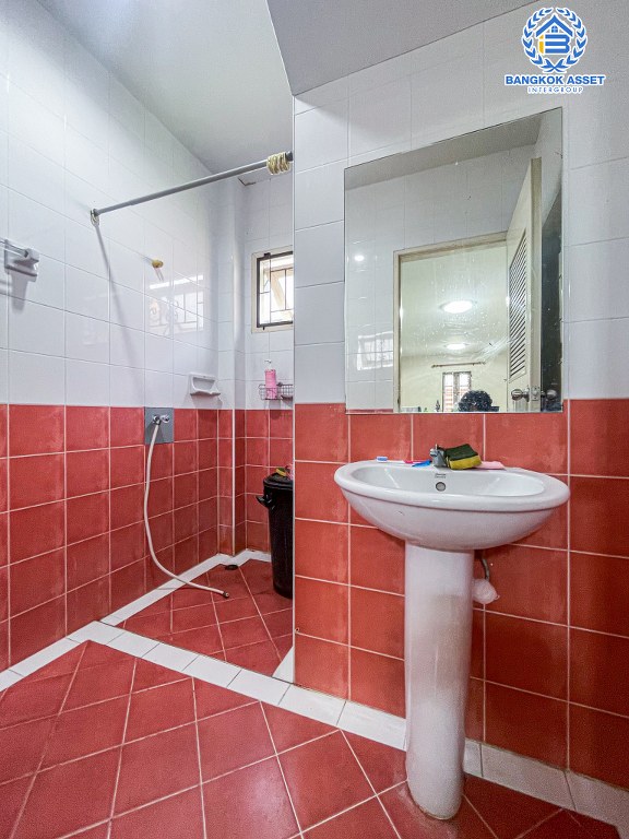 *****บ้านเดี่ยวมือสอง โครงการ ทิพย์พิมาน ติวานนท์-วงแหวน เนื้อที่กว้าง 67.60 ตร.ว. ฟังก์ชัน 5 ห้องนอน 2 ห้องน้ำ 2 ที่จอดรถ รอบบ้านมีพื้นที่กว้างขวาง โครงการตั้งบนทำเลเดินทางสะดวก เชื่อมต่อถนนชัยพฤกษ์ ถนนกาญจนาภิเษก ถนนบางกรวย-ไทรน้อย