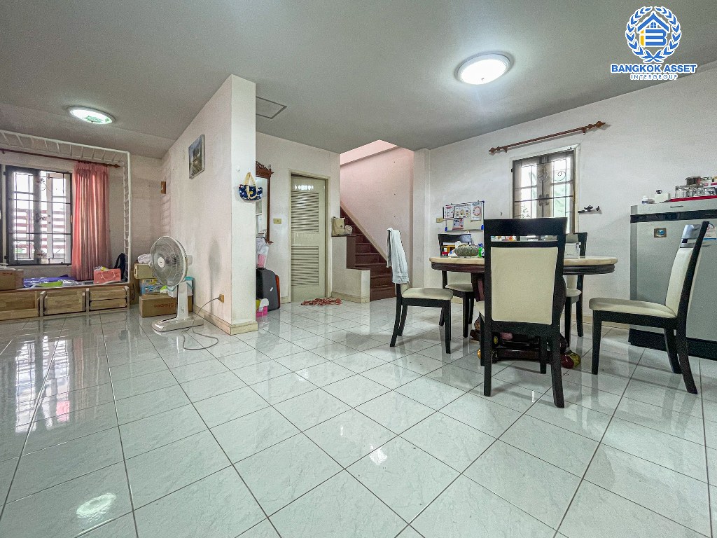 *****บ้านเดี่ยวมือสอง โครงการ ทิพย์พิมาน ติวานนท์-วงแหวน เนื้อที่กว้าง 67.60 ตร.ว. ฟังก์ชัน 5 ห้องนอน 2 ห้องน้ำ 2 ที่จอดรถ รอบบ้านมีพื้นที่กว้างขวาง โครงการตั้งบนทำเลเดินทางสะดวก เชื่อมต่อถนนชัยพฤกษ์ ถนนกาญจนาภิเษก ถนนบางกรวย-ไทรน้อย