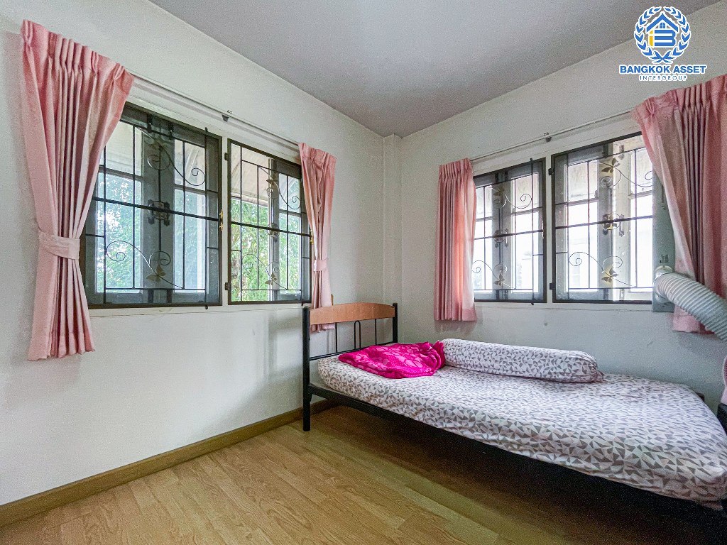 *****บ้านเดี่ยวมือสอง โครงการ ทิพย์พิมาน ติวานนท์-วงแหวน เนื้อที่กว้าง 67.60 ตร.ว. ฟังก์ชัน 5 ห้องนอน 2 ห้องน้ำ 2 ที่จอดรถ รอบบ้านมีพื้นที่กว้างขวาง โครงการตั้งบนทำเลเดินทางสะดวก เชื่อมต่อถนนชัยพฤกษ์ ถนนกาญจนาภิเษก ถนนบางกรวย-ไทรน้อย