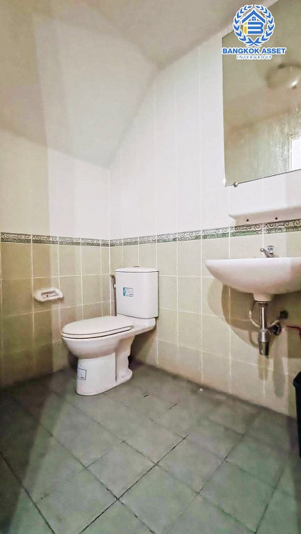 *****บ้าน 3 ชั้นมือสอง อาคารพาณิชย์พัทยา-เขาน้อย เนื้อที่ 26.70 ตร.ว. ฟังก์ชัน 3 ห้องนอน 3 ห้องน้ำ ภายในสภาพดี เหมาะสำหรับเปิดกิจการ หรือเปิดเป็น Home Office บนทำเลเดินทางสะดวก เชื่อมต่อหลากหลลายเส้นทาง เช่น ถนนบุญสัมพันธ์ ถนนเขาตาโล ถนนสุขุมวิท