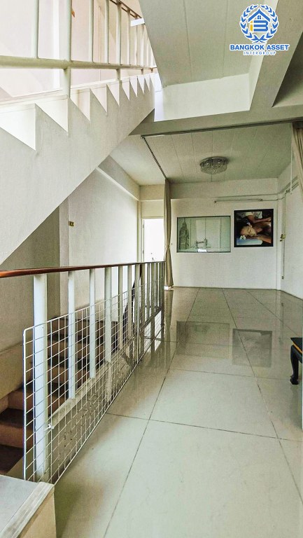 *****บ้าน 3 ชั้นมือสอง อาคารพาณิชย์พัทยา-เขาน้อย เนื้อที่ 26.70 ตร.ว. ฟังก์ชัน 3 ห้องนอน 3 ห้องน้ำ ภายในสภาพดี เหมาะสำหรับเปิดกิจการ หรือเปิดเป็น Home Office บนทำเลเดินทางสะดวก เชื่อมต่อหลากหลลายเส้นทาง เช่น ถนนบุญสัมพันธ์ ถนนเขาตาโล ถนนสุขุมวิท