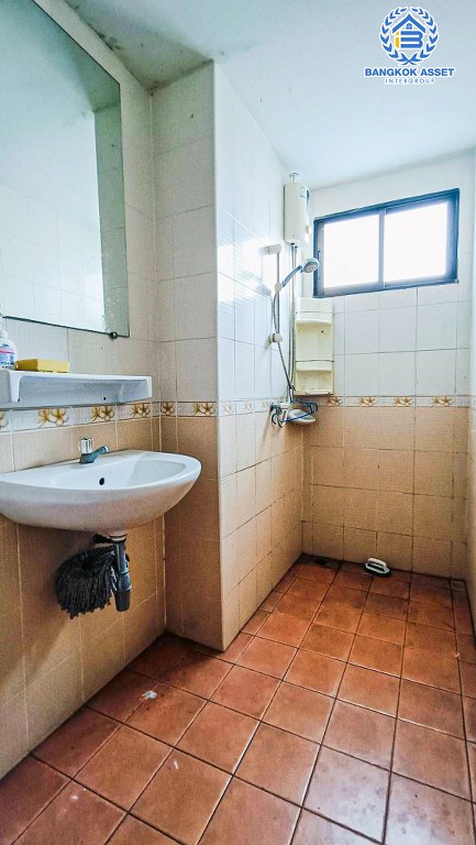 *****บ้าน 3 ชั้นมือสอง อาคารพาณิชย์พัทยา-เขาน้อย เนื้อที่ 26.70 ตร.ว. ฟังก์ชัน 3 ห้องนอน 3 ห้องน้ำ ภายในสภาพดี เหมาะสำหรับเปิดกิจการ หรือเปิดเป็น Home Office บนทำเลเดินทางสะดวก เชื่อมต่อหลากหลลายเส้นทาง เช่น ถนนบุญสัมพันธ์ ถนนเขาตาโล ถนนสุขุมวิท